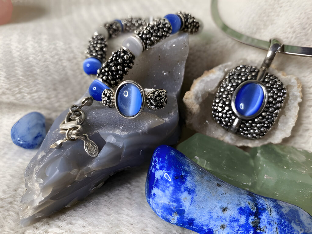 Blue lapis lazuli stone set